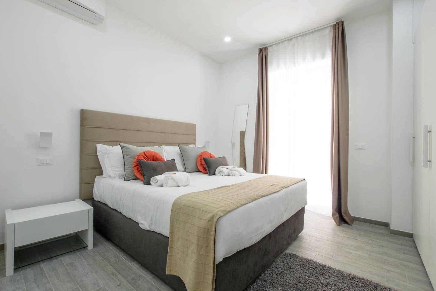 STANDARD, QUEEN BED