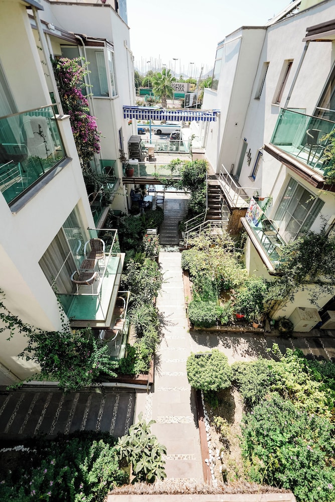 Marin-A Hotel 34/35
