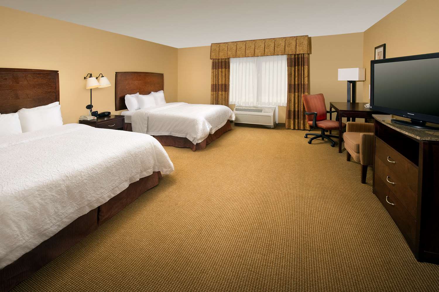 Room, 2 Queen Beds, Bathtub, Accessible