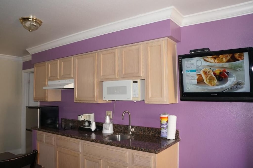 Rodeo Lodge (ex Americas Best Value Inn and Suites-Clovis/Fresno) 45/59