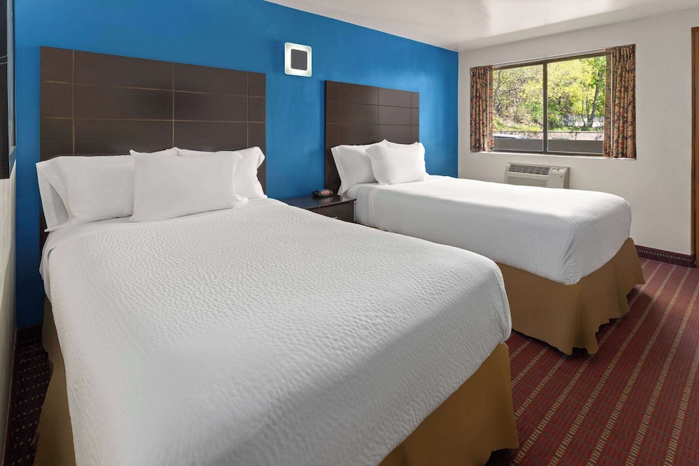 غرفة بسريرين مزدوجين للمدخنين، Travelodge by Wyndham Manhasset 2/4