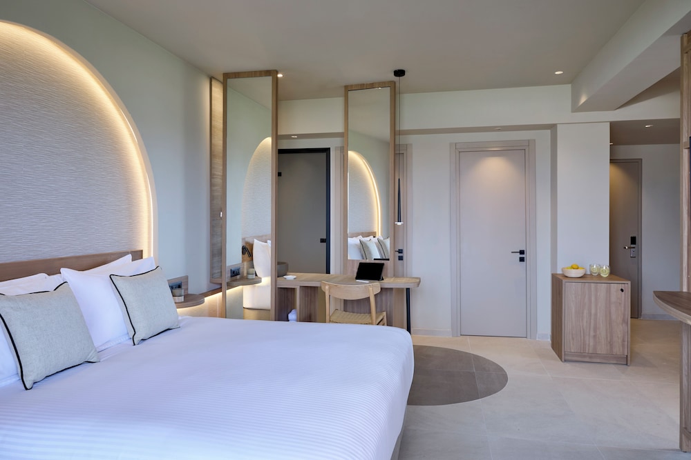 Family Suite, Deluxe, Queen Bed, Lateral Side Sea View, Sofa