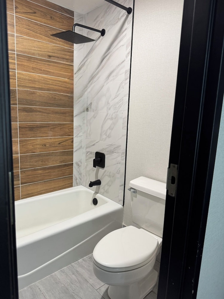 Econo Lodge Wexford 15/16