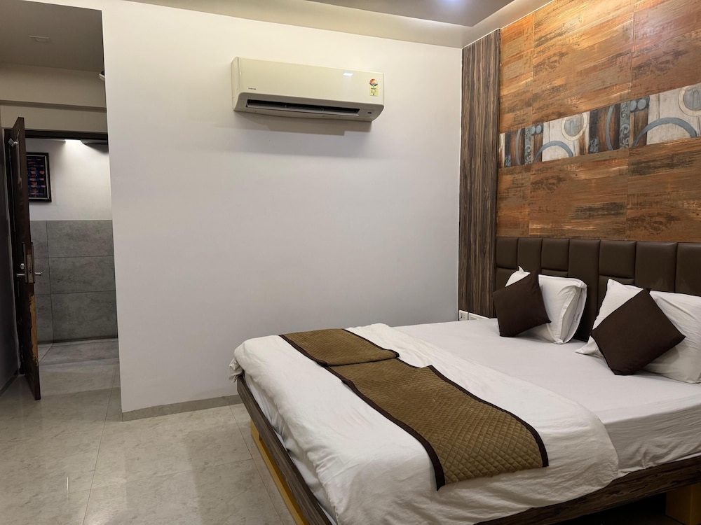 OYO Rooms Thaltej SG Highway 10/51