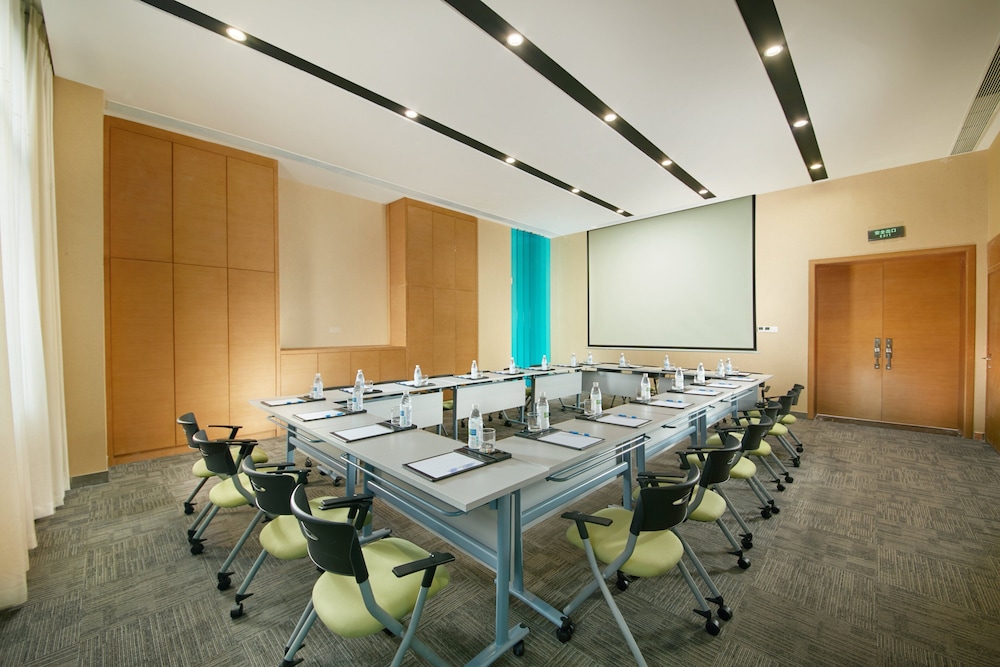 HOLIDAY INN EXPRESS LESHAN CITY SQUARE 34/43