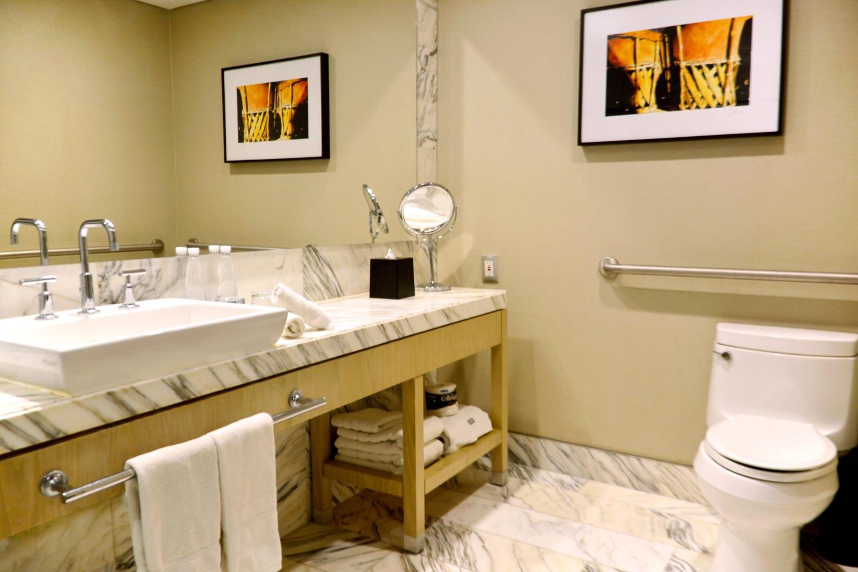 Guest Room, Deluxe, King Bed, City View, THE WESTIN GUADALAJARA 7/10