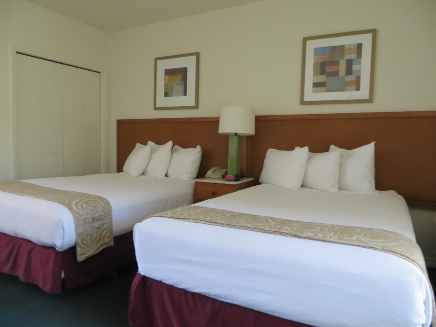 Standard, 2 Double Beds, The Central Motel 2/7