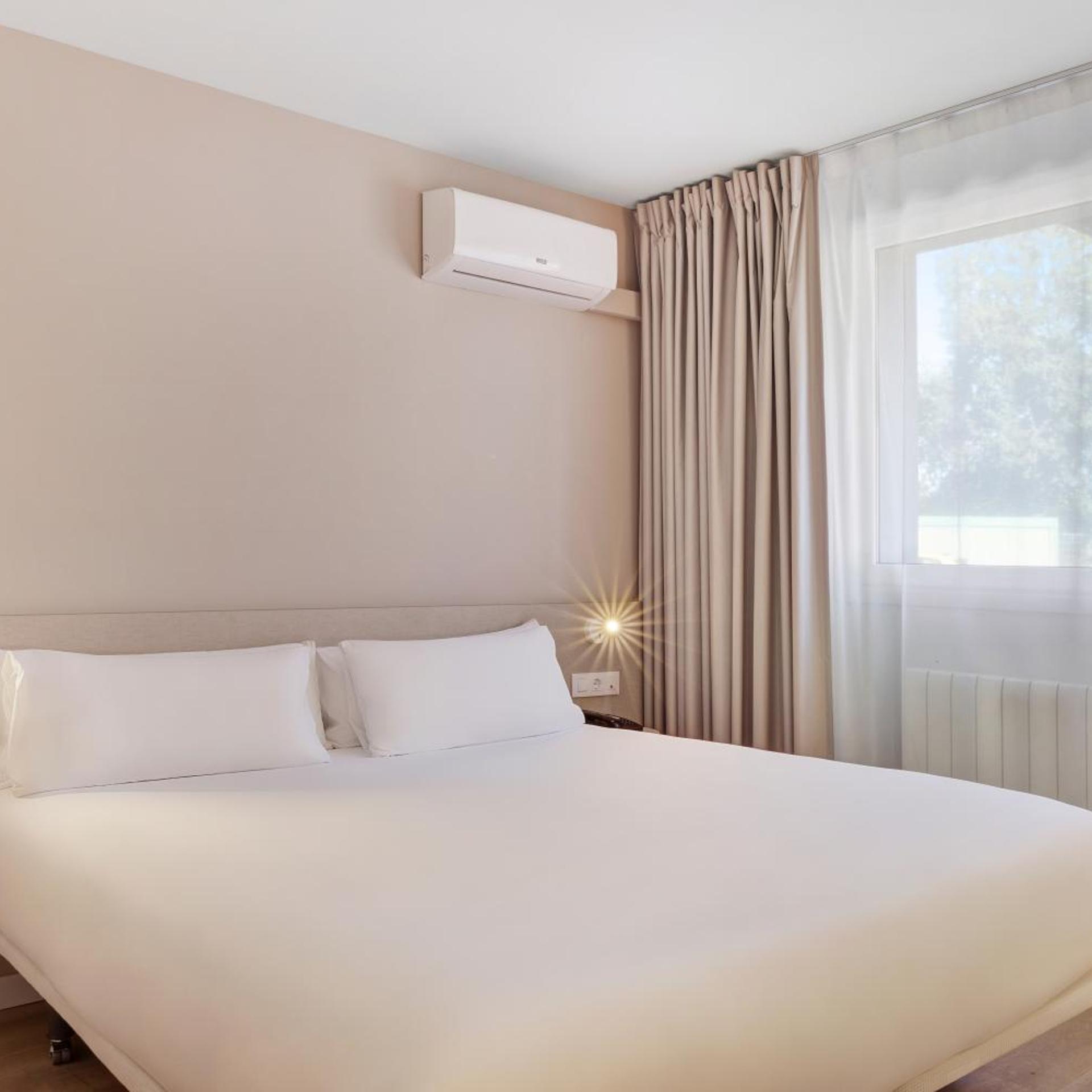 ROOM, DOUBLE BED