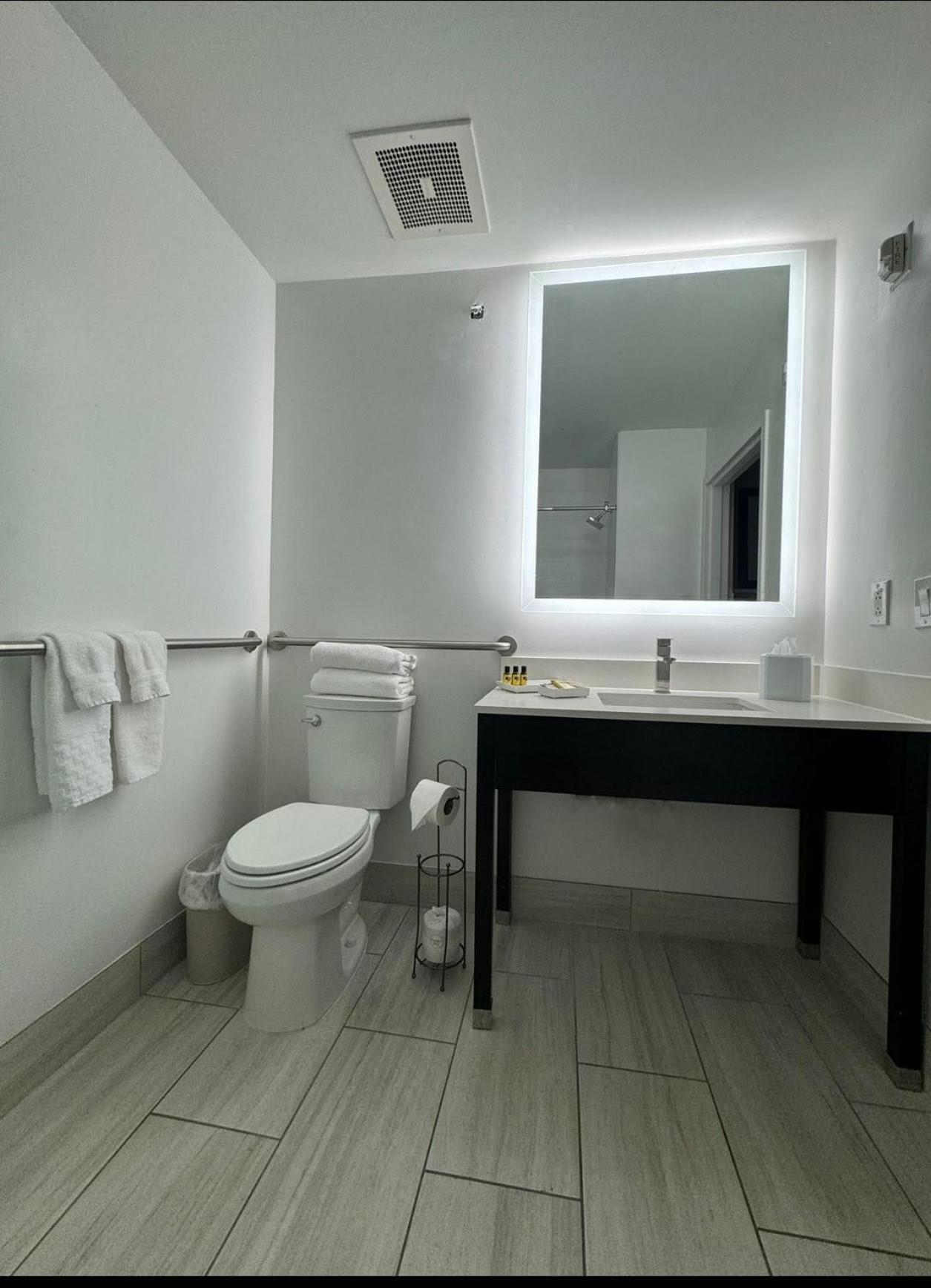 Room, Queen Bed, Kitchenette, Accessible