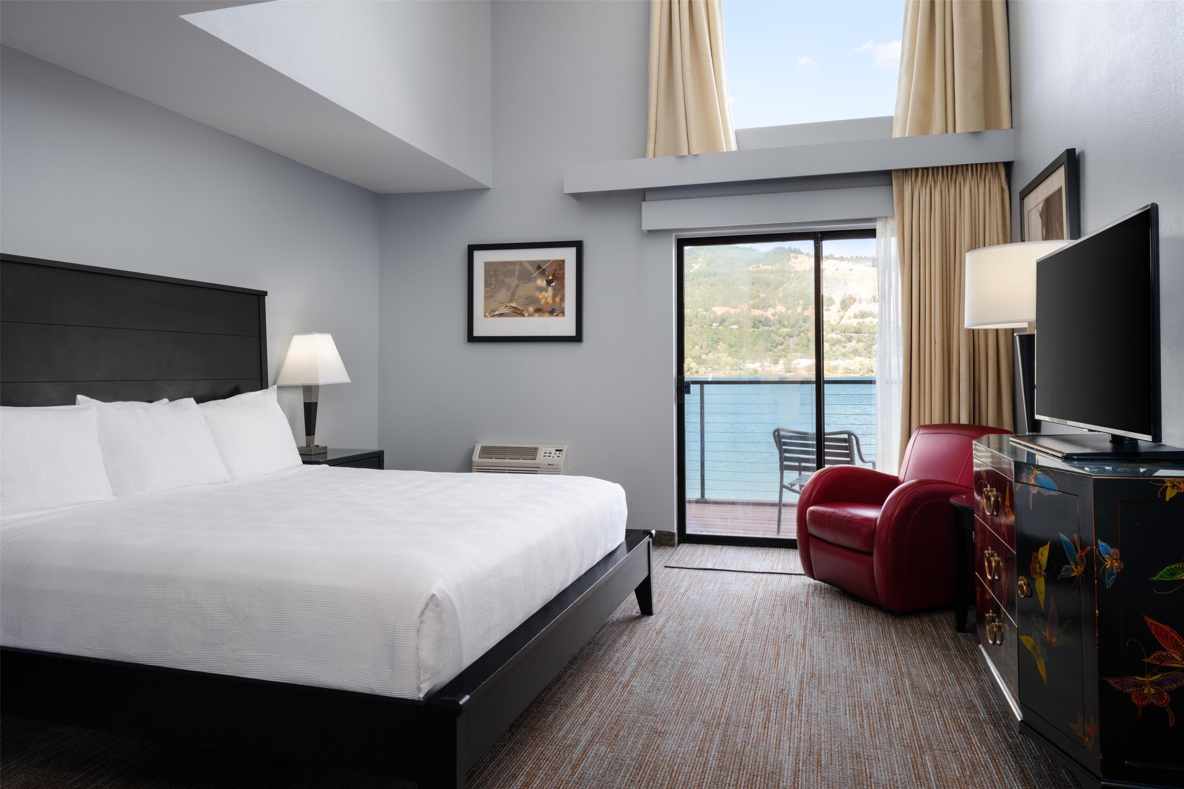Kings, Suite, King Bed, River View, Living Area