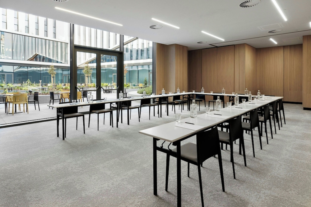 Moxy Alfragide Lisboa 49/58