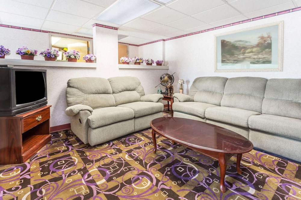 Days Inn by Wyndham Sanford 17/25