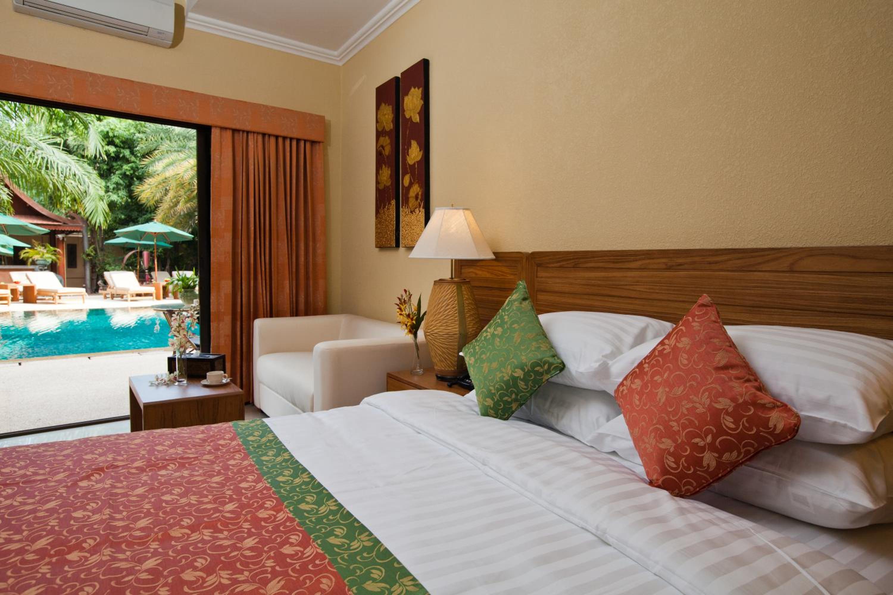 Superior, King Bed, Pool Side