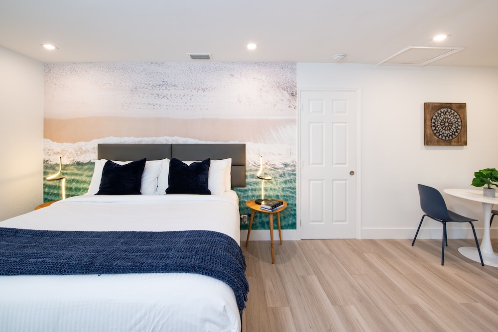 DELUXE, KING BED