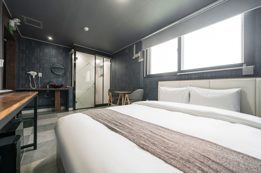 DELUXE, DOUBLE BED, CITY VIEW