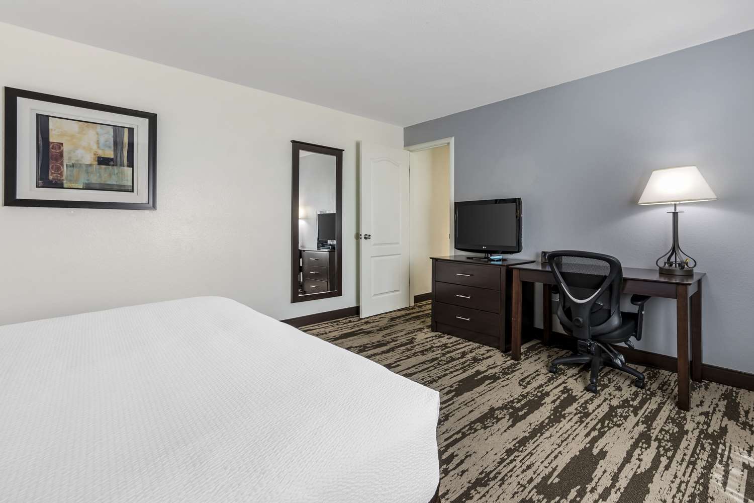 2 Bedrooms, Suite, 1 King and 2 Queen Beds, 2 Bathrooms, Sofa, Balcony، Best Western Prescottonian 2/3