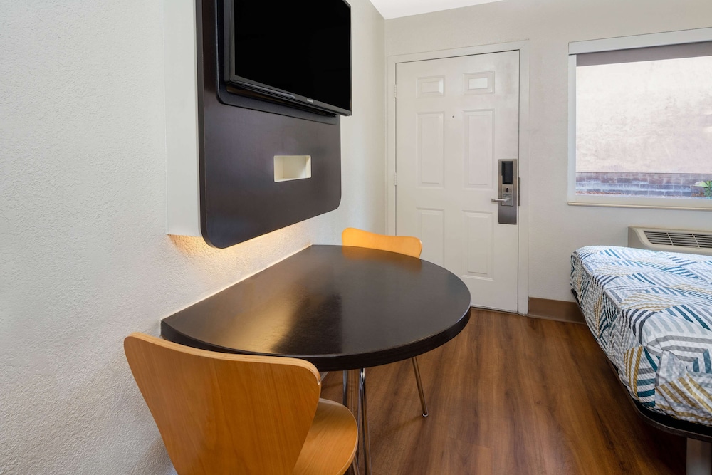 Motel6 Santa Barbara, CA - State Street 43/54