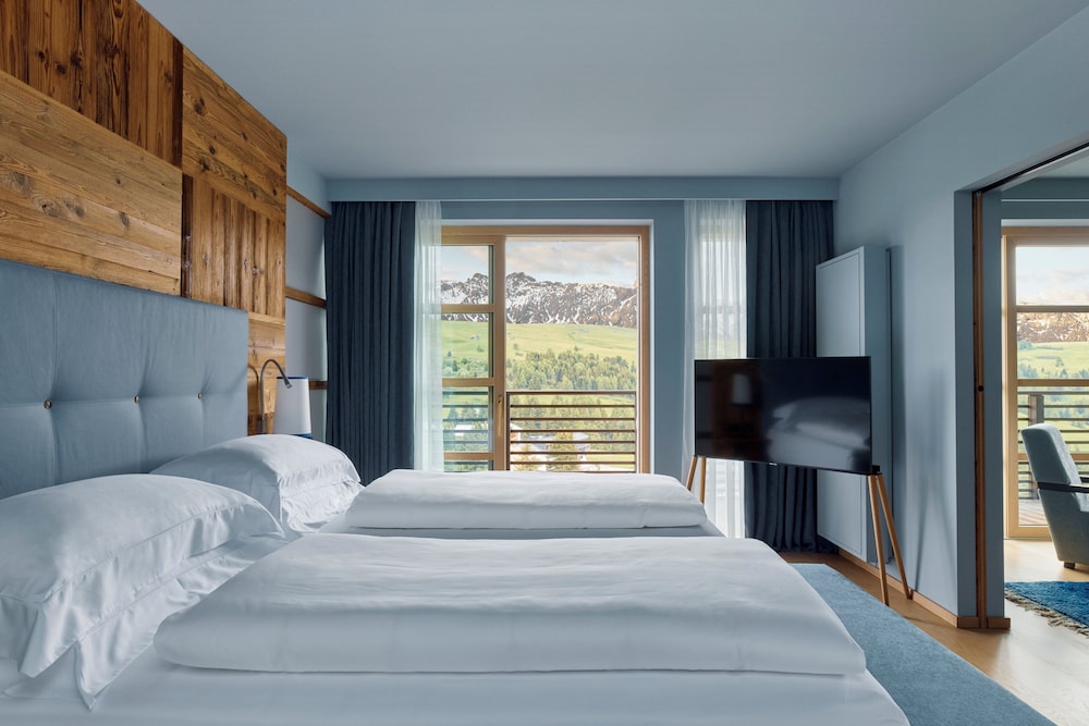 EXCLUSIVE, 1 KING AND 1 SINGLE BEDS