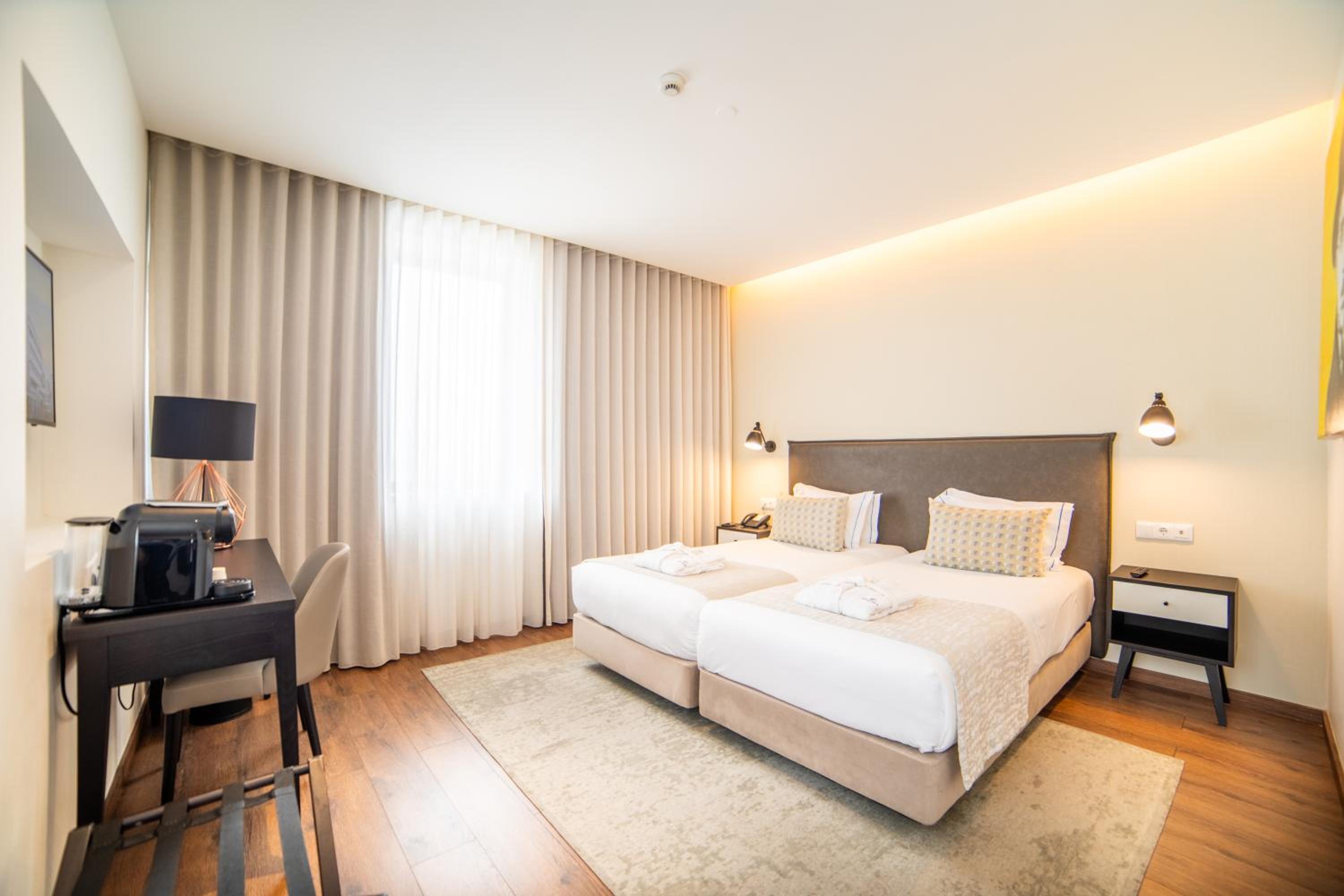 غرفة بسريرين منفصلين