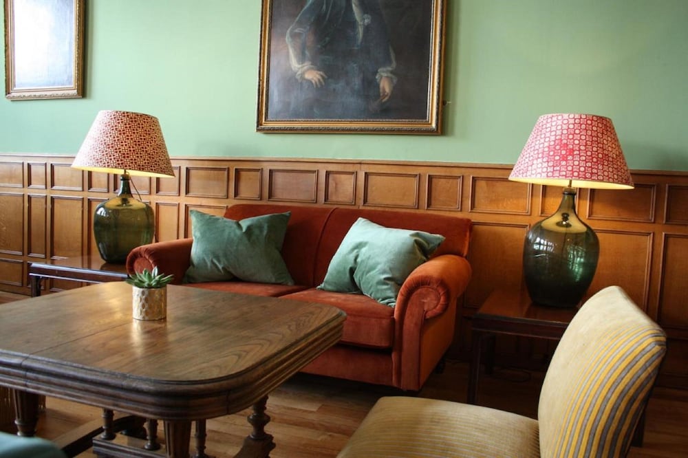 Green Dragon Hotel 41/49