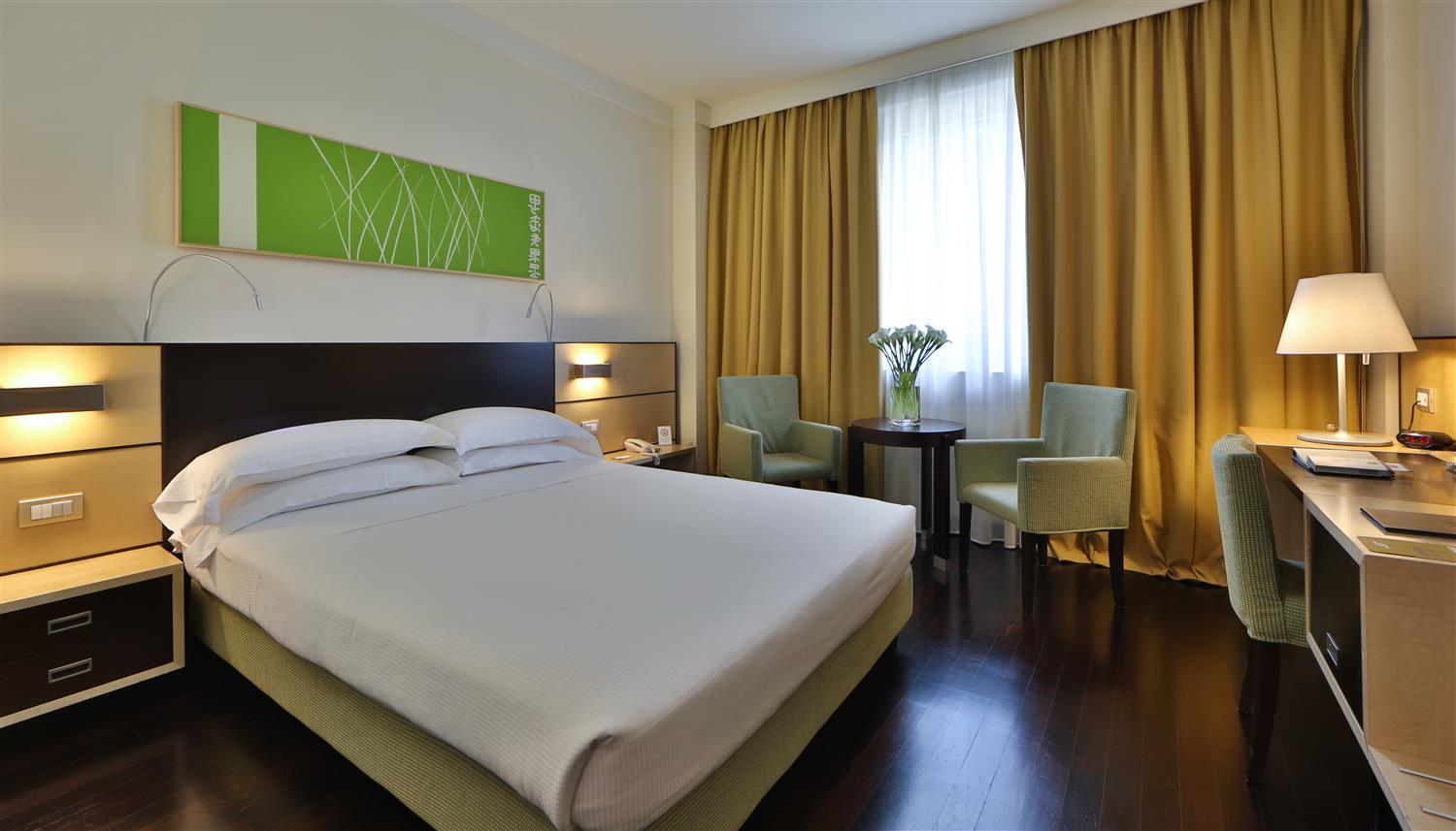 غرفة قياسية بسرير كوين