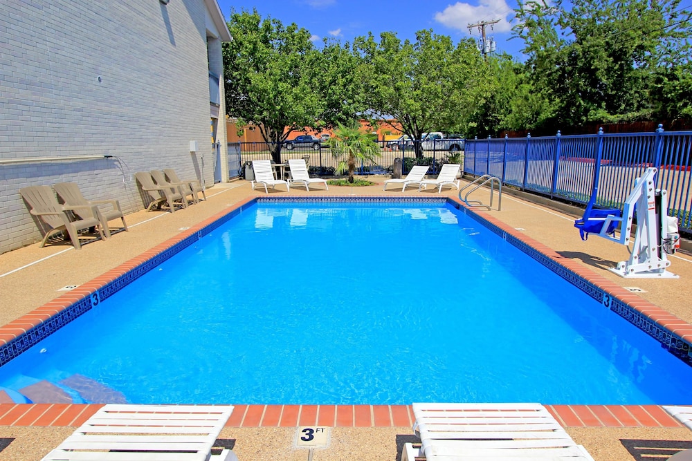 Days Inn by Wyndham Round Rock 6/43