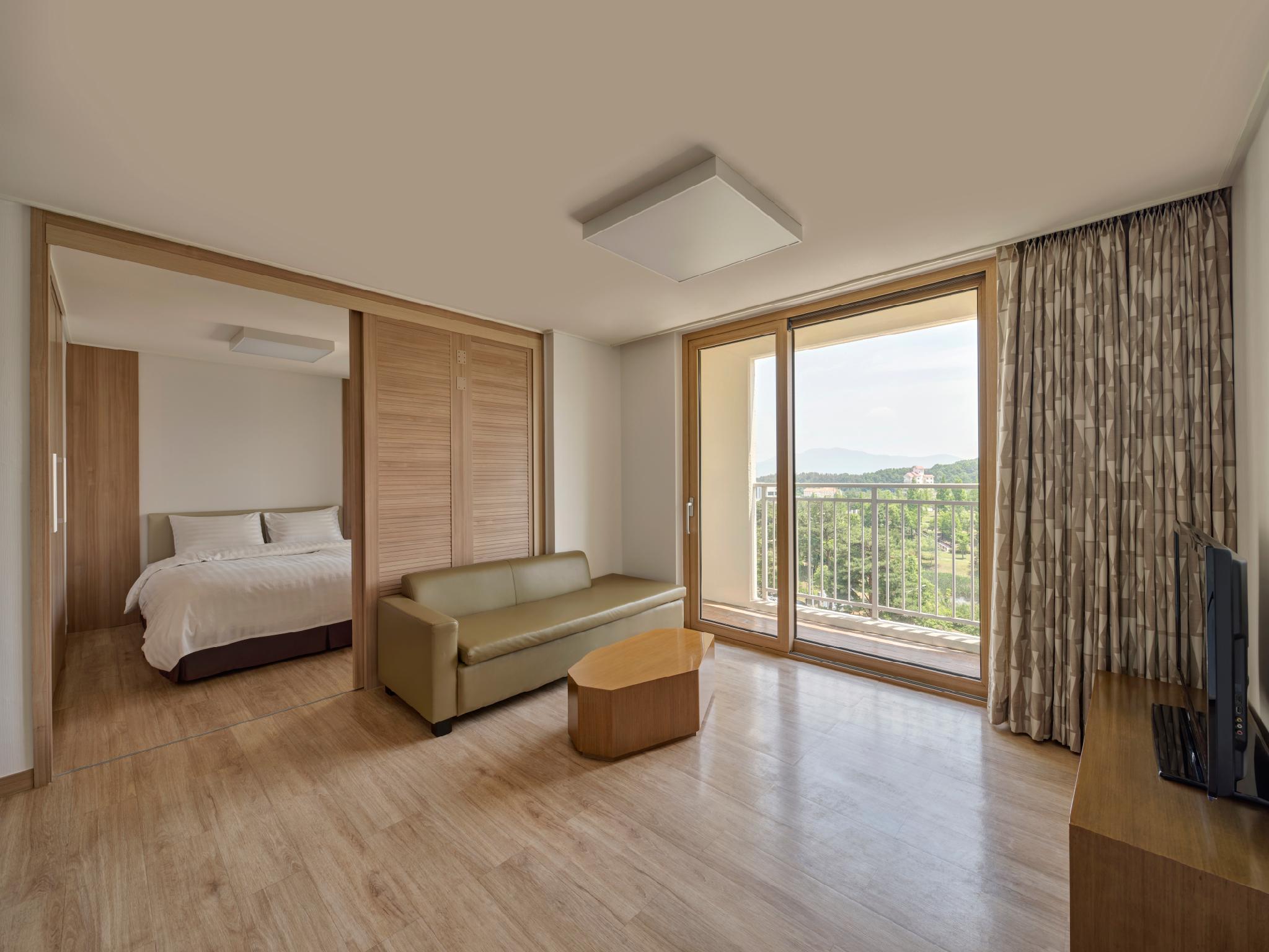 Suite, Kitchen, West Tower
