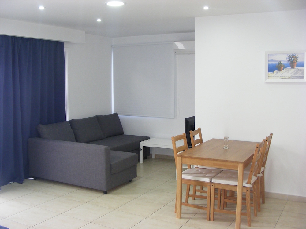 Sun Hall Beach Apartments 39/51