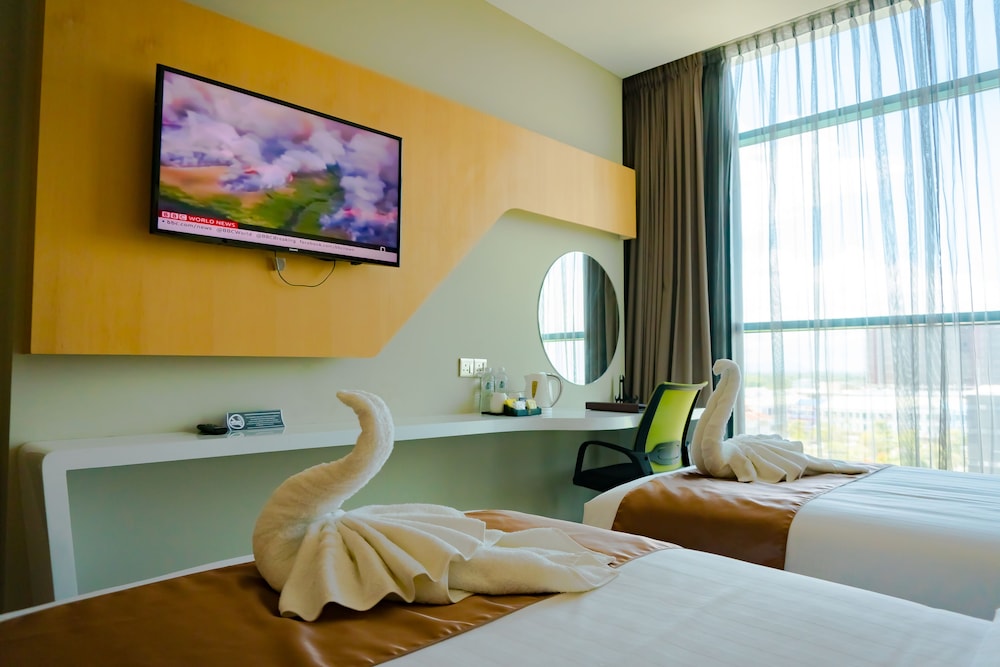Greens Hotel And Suites 26/65