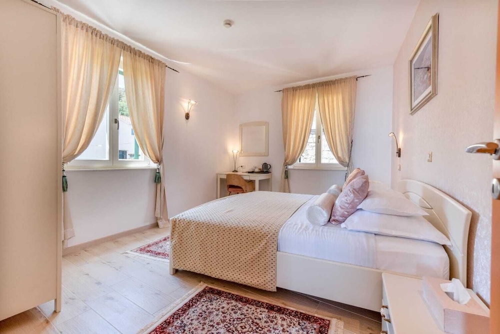2 Bedrooms, Junior Suite, 2 King Beds, Sea View