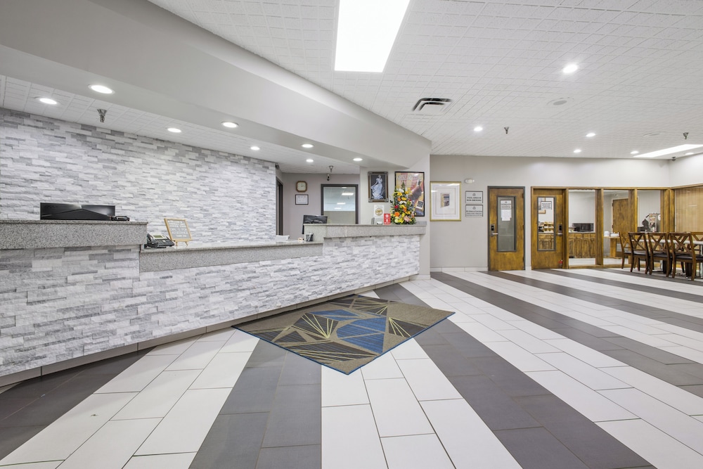 Crossroads Hotel Huron Event Center 3/50