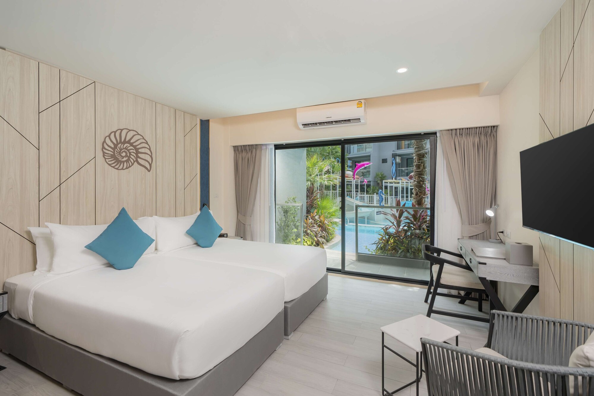 Deluxe, Twin Beds, Pool Access