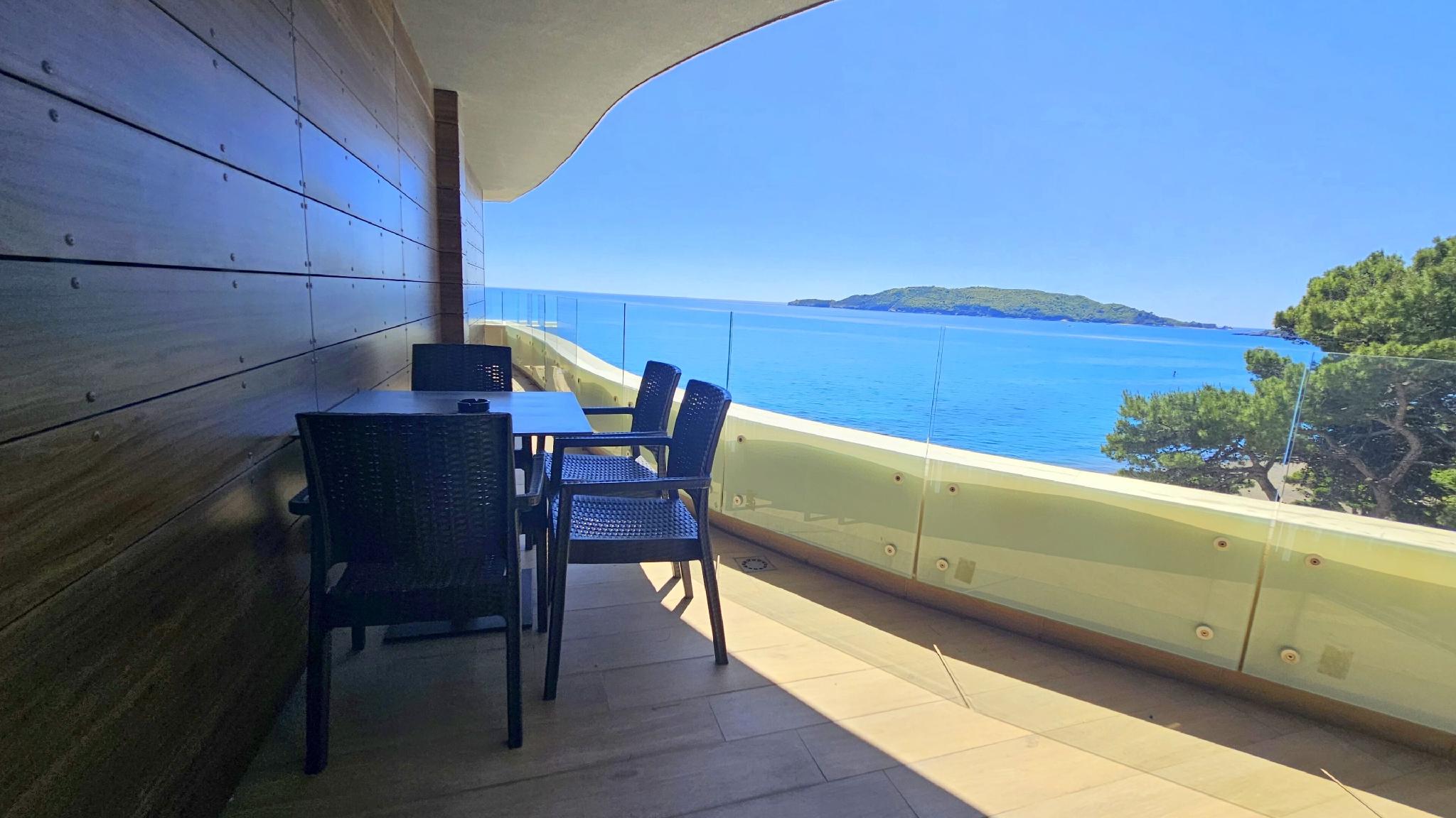 Royalis Suites 24/32