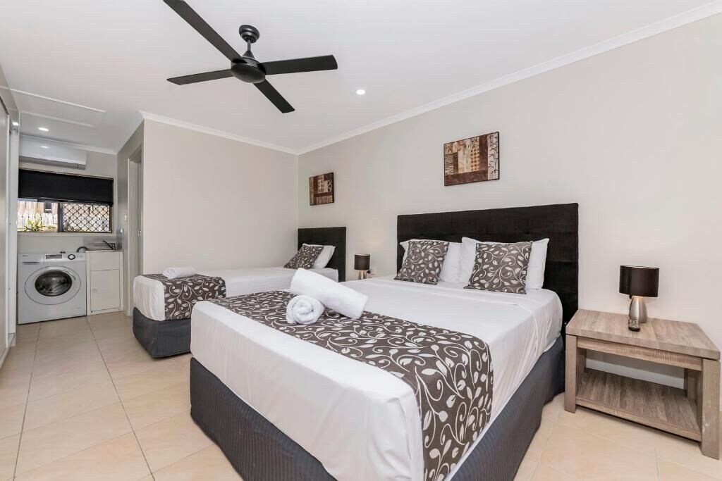 MINI, TWIN BEDS, KITCHENETTE