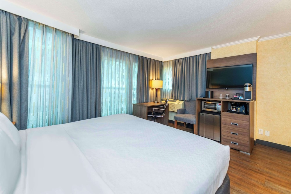 ROOM, QUEEN BED