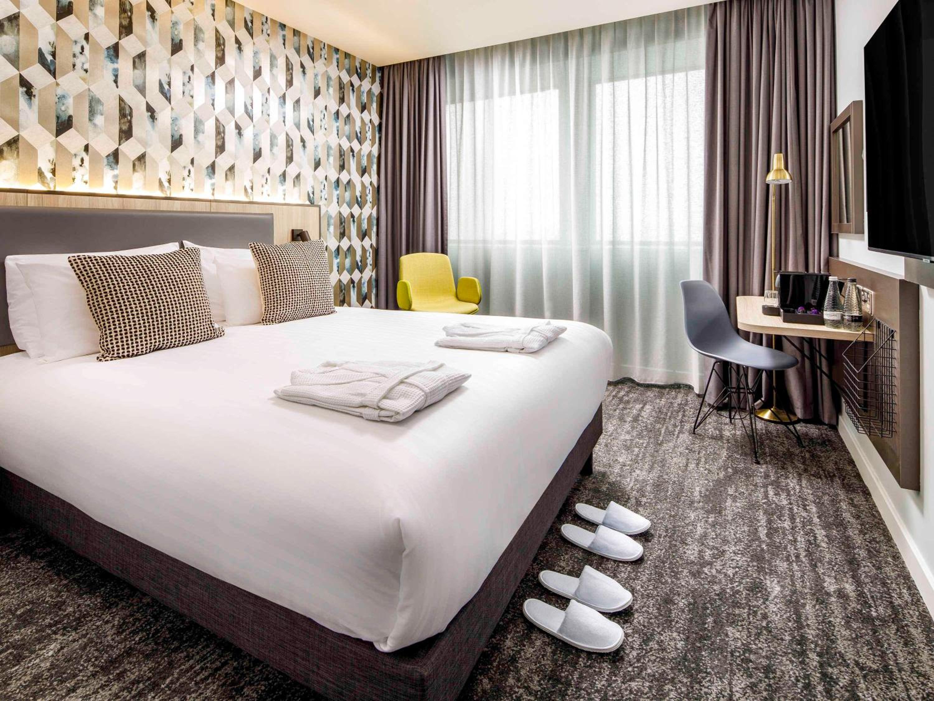 Privilege, King Bed, Riverside