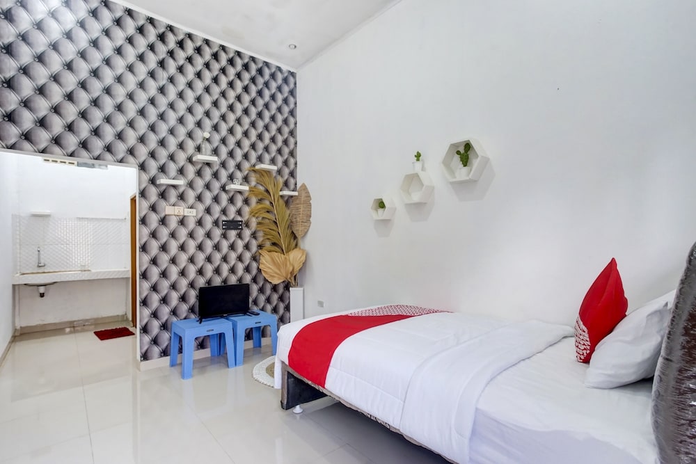 OYO 90124 Oemah Ratu Hostel Syariah 18/28