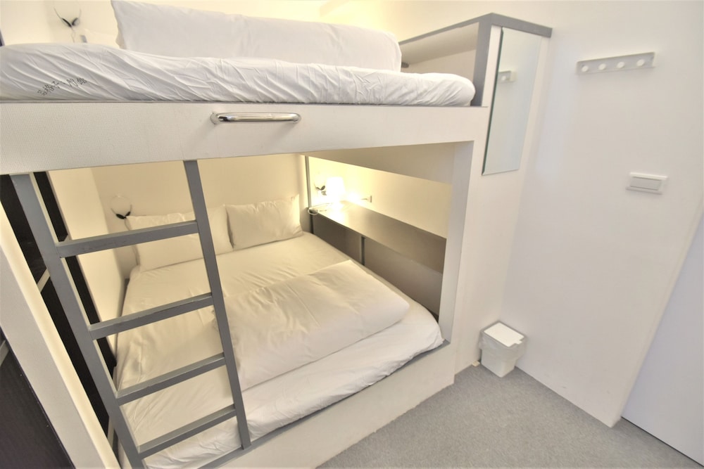ROOM, QUADRUPLE, SHARED BATHROOM