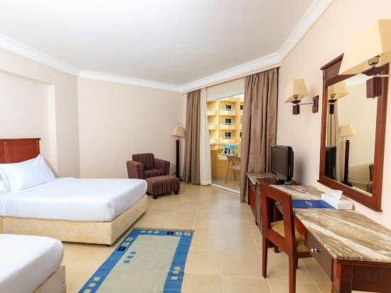1 Bedroom, Standard, King and Twin Beds, Pool View