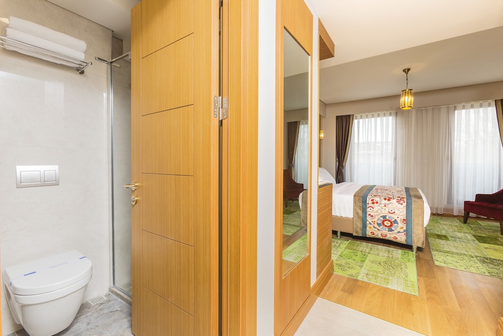 Obelisk Hotel & Suites 61/63