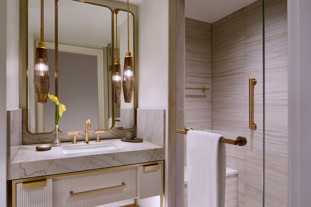 جناح بسريرين مزدوجين بإطلالة على البحر بغرفتي نوم، Ritz Carlton Naples 4/9