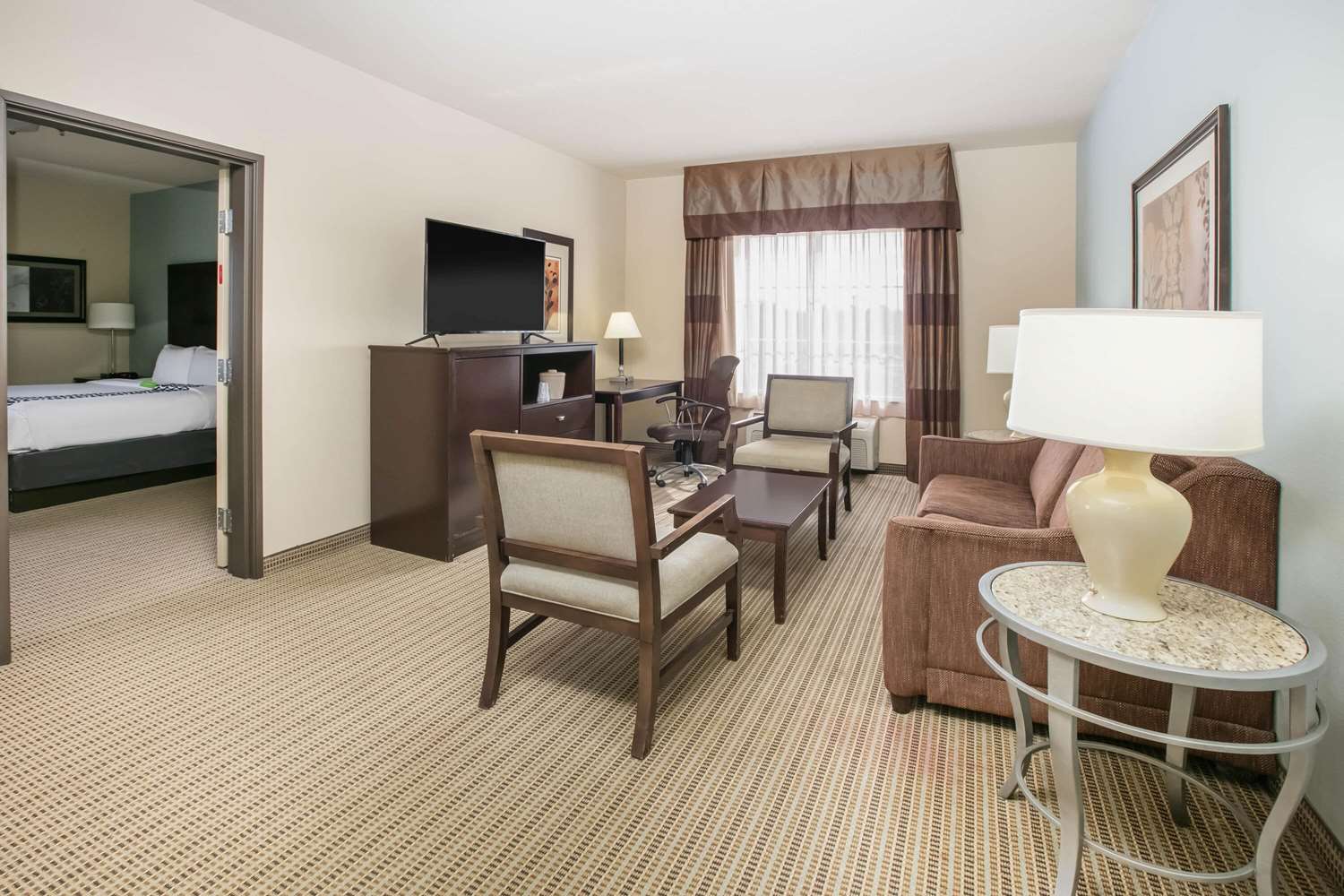 La Quinta Inn and Suites by Wyndham DFW Airport West - Euless 30/65