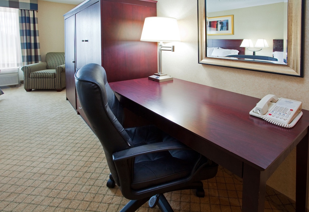 Holiday Inn Express Hotel Suites Concord 53/57