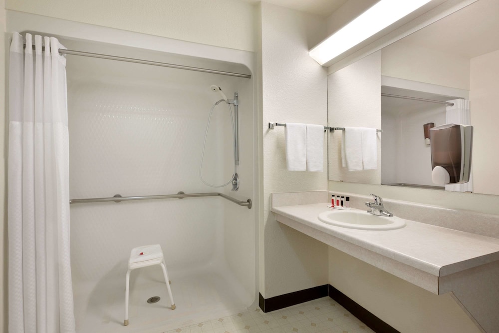 Travelodge by Wyndham Belen 10/30