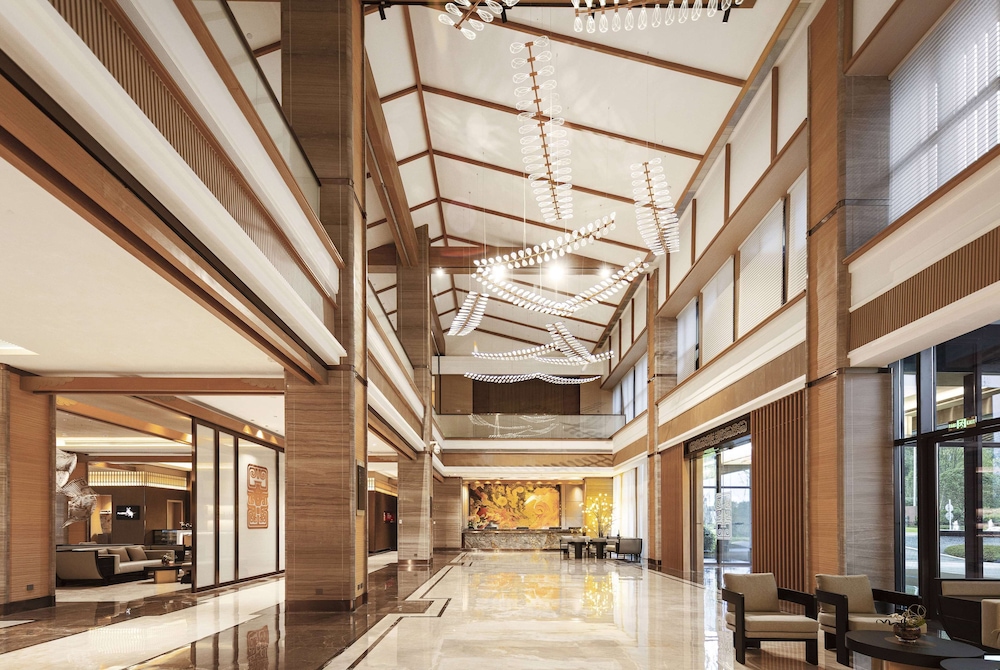 Howard Johnson Hot Springs Plaza YingHuaShan 8/60