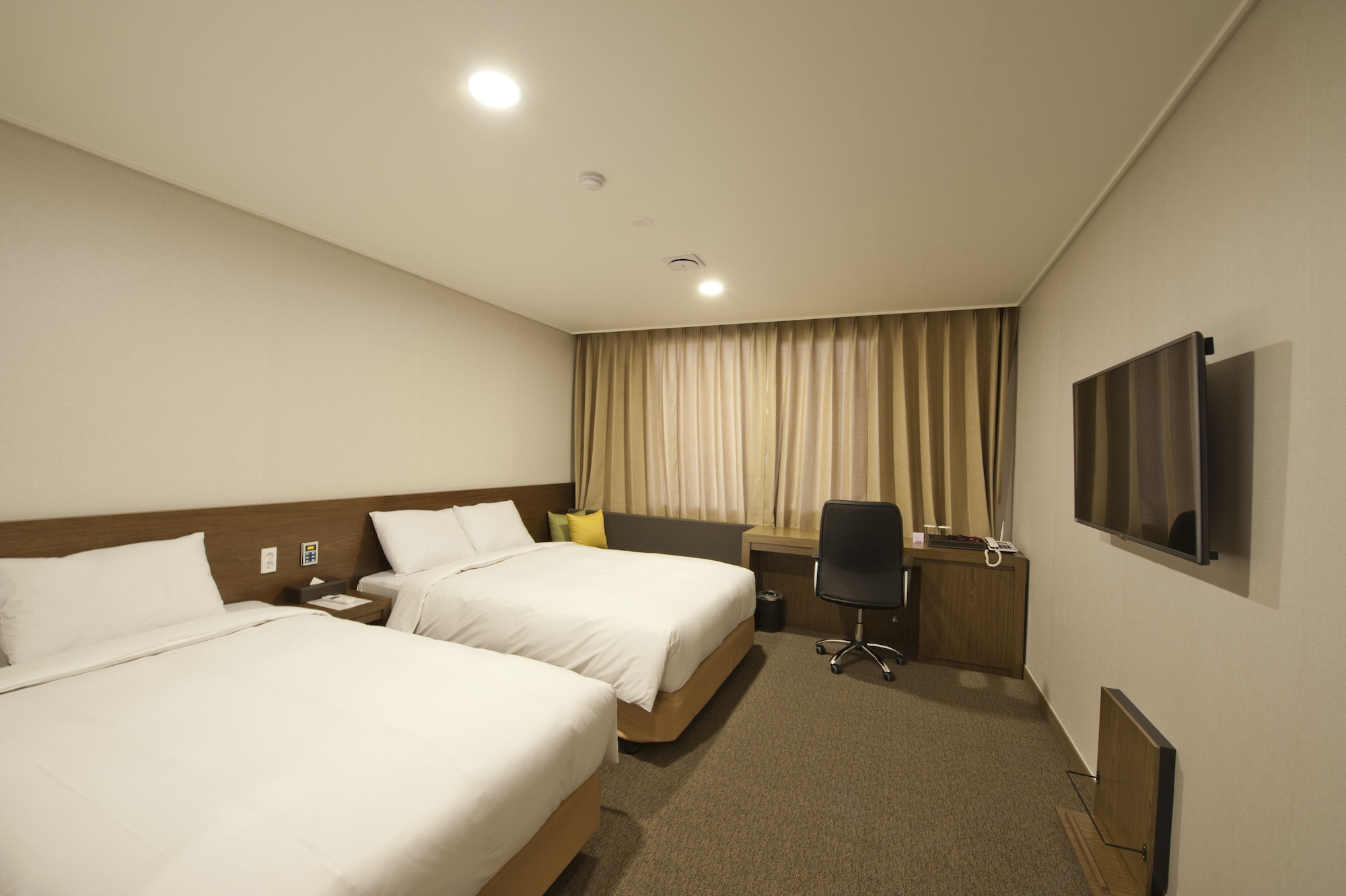 FAMILY, TWIN BEDS