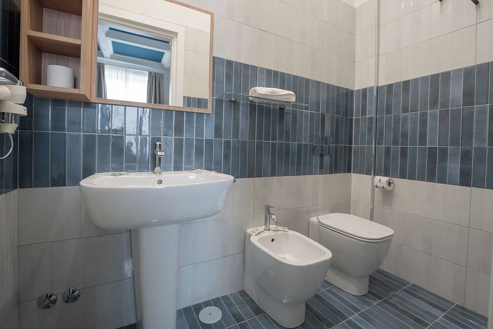 1 Bedroom, Economy, Queen Bed, Private Bathroom, Annex, Del Chiostro 25, Naples Royal House B&B 3/6