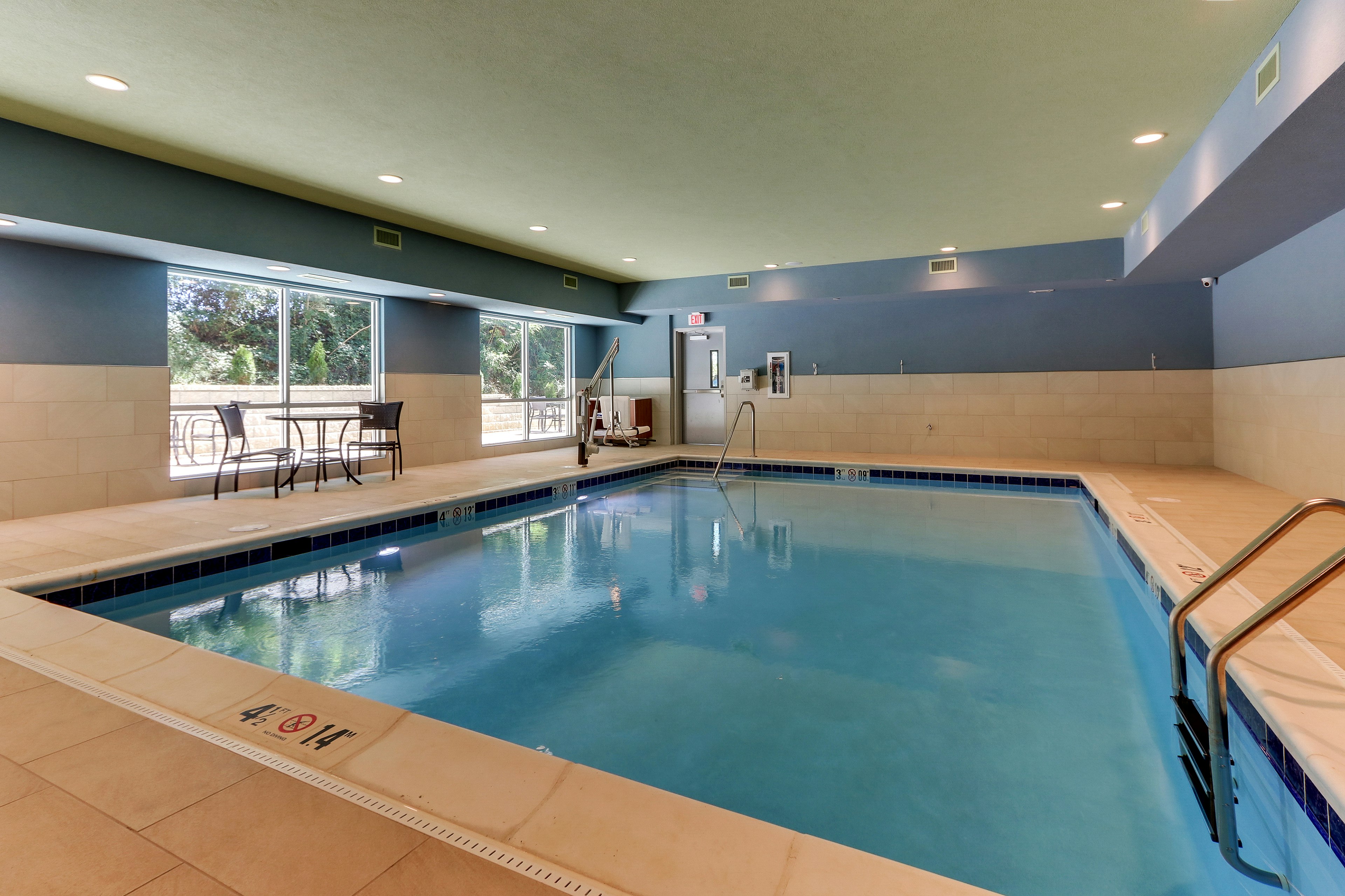 Holiday Inn Express and Suites Roanoke Civic Center 23/34