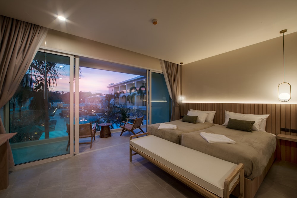 DELUXE, RESORT VIEW