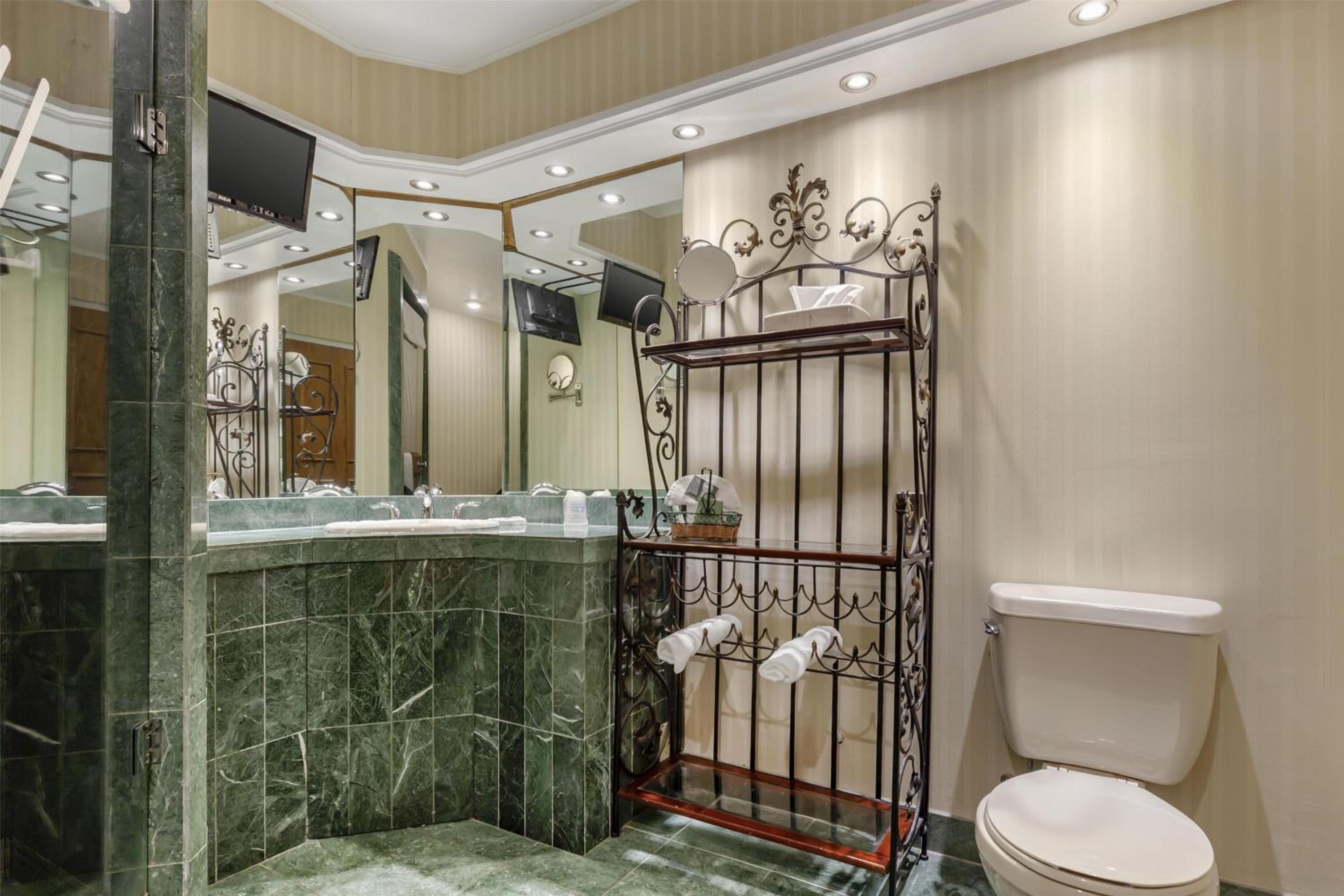 Fantasy, Suite, Queen Bed, Hot Tub